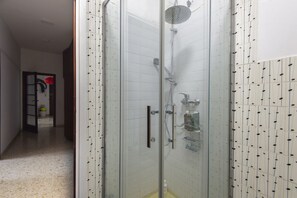 Douche, sèche-cheveux, bidet, shampoing