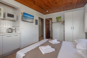 Iron/ironing board, free WiFi, bed sheets