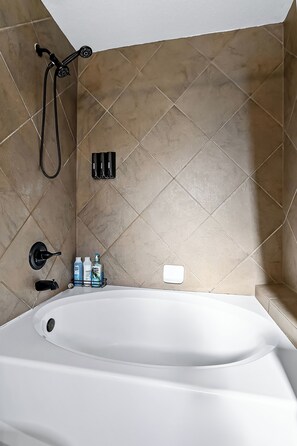 Hair dryer, towels, soap, shampoo - Cozy Farm House Home Located Near Main Freeways SUPER HOST on other platforms  (El Paso)