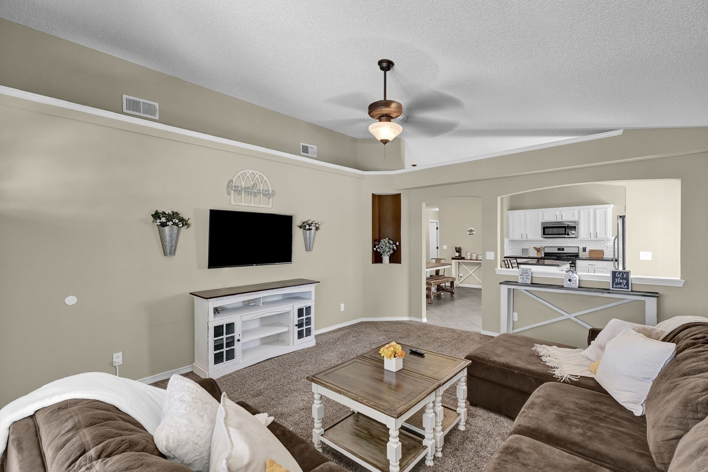 Cozy Farm House Home Located Near Main Freeways SUPER HOST on other platforms 