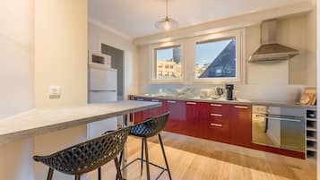 Een koelkast, een microgolfoven, een oven, een vaatwasser