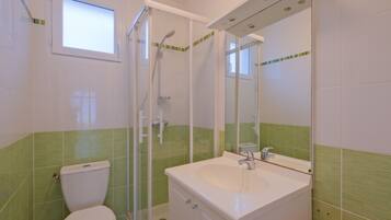 Secador de cabelo, toalhas de banho