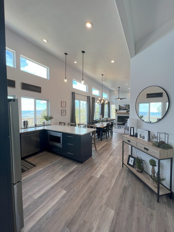Fridge, microwave, oven, stovetop - Your Hideaway Surrounded by the Breathtaking Beauty of Utah's Natural Landscape (Fairview)