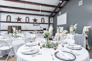 Banquet hall - Countryside Texas Sanctuary Enjoy Sunrises & Sunsets, Grill, Firepit & Longhorns (Pattison)