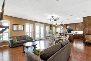 テレビ、暖炉、ステレオ