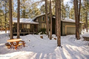 Outdoor dining - The Cozy Chalet (Pinetop-Lakeside)