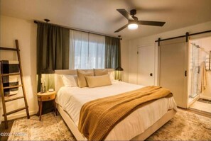 3 bedrooms, desk, iron/ironing board, travel crib - The Cozy Chalet (Pinetop-Lakeside)