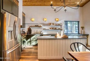 Kylskåp, mikrovågsugn, ugn och spishäll