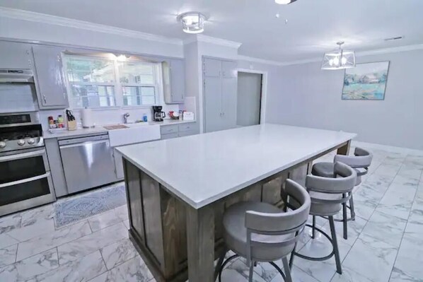 Private kitchen - Forsythe 009 -3BR/2.5 BA 2040 sq ft 4 beds (Monroe)