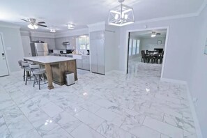 Private kitchen - Forsythe 009 -3BR/2.5 BA 2040 sq ft 4 beds (Monroe)