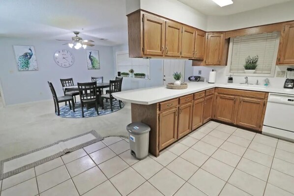 Private kitchen - Mid-Town Mansion Off Lamy Ln-3BR/2BA 2015sq ft
(Monroe)