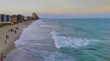 Plage à proximité, chaises longues, serviettes de plage