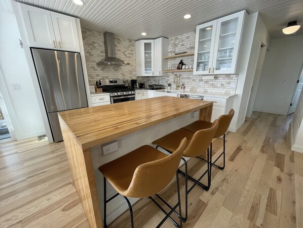 雪櫃、微波爐、焗爐、爐具