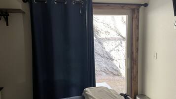 1 chambre, fer et planche Ă repasser, Wi-Fi gratuit, draps fournis