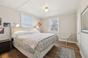 6 bedrooms, desk, iron/ironing board, travel crib