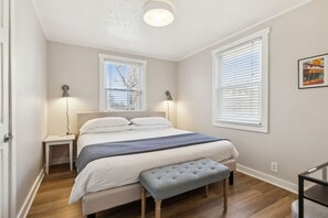 6 Schlafzimmer, Schreibtisch, Bügeleisen/Bügelbrett, Reisekinderbett