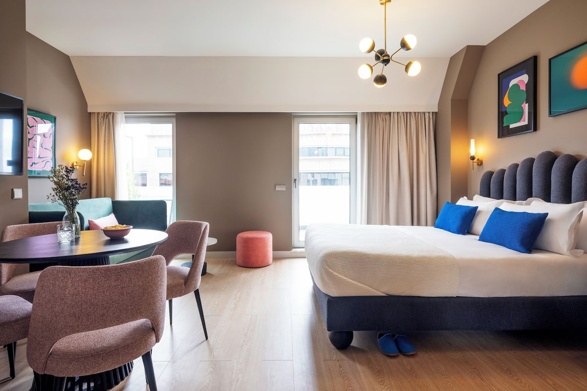 Premium bedding, in-room safe, laptop workspace, free cribs/infant beds