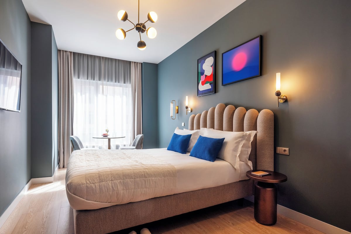 Large Studio with Kitchenette | เครื่องนอนระดับพรีเมียม, ตู้นิรภัยในห้องพัก, พื้นที่ทำงานแบบใช้แล็ปท็อป