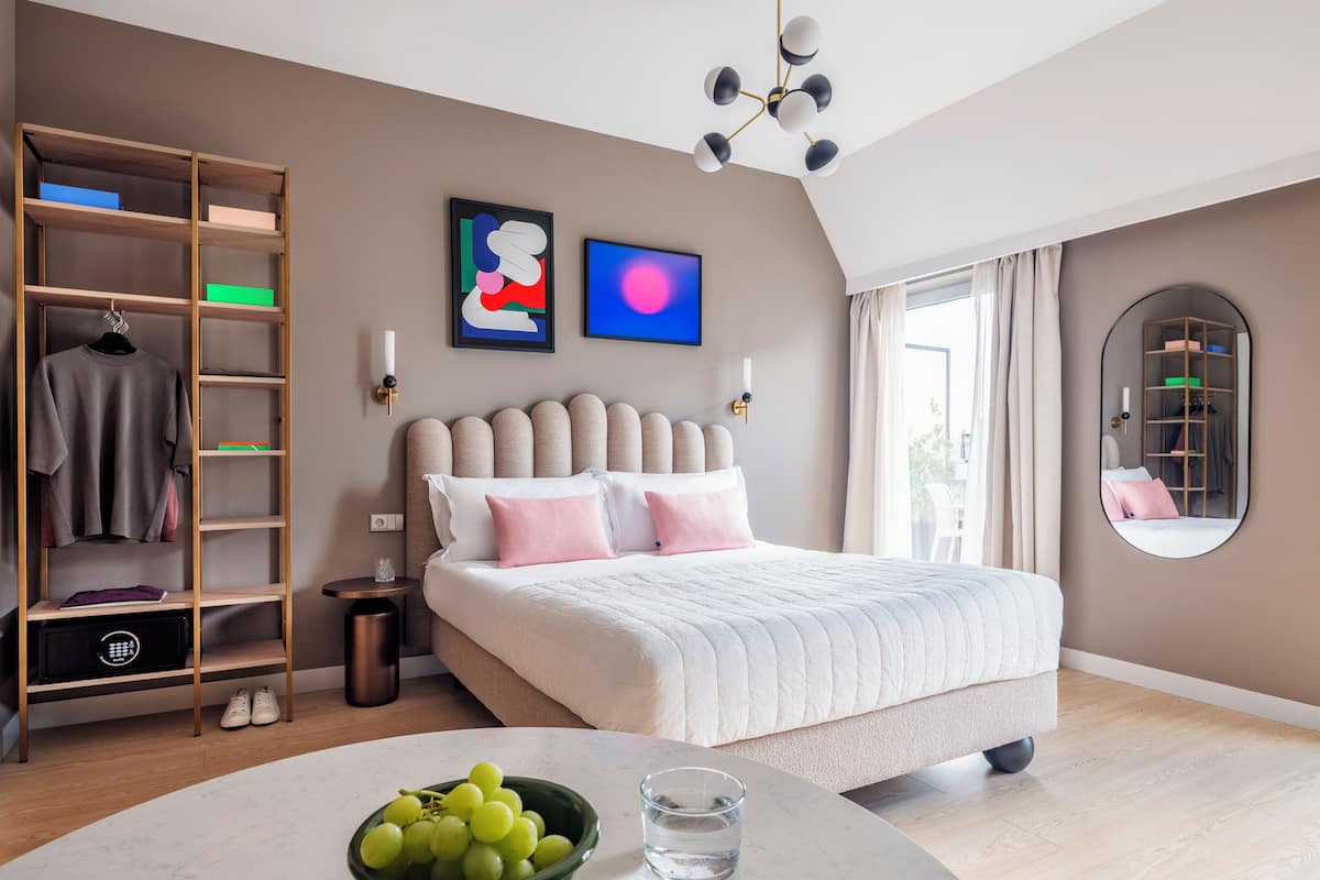 Large Studio, Terrace, Accessible | เครื่องนอนระดับพรีเมียม, ตู้นิรภัยในห้องพัก, พื้นที่ทำงานแบบใช้แล็ปท็อป