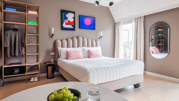 Large Studio, Terrace, Accessible | Premium bedding, in-room safe, laptop workspace, free cots/infant beds
