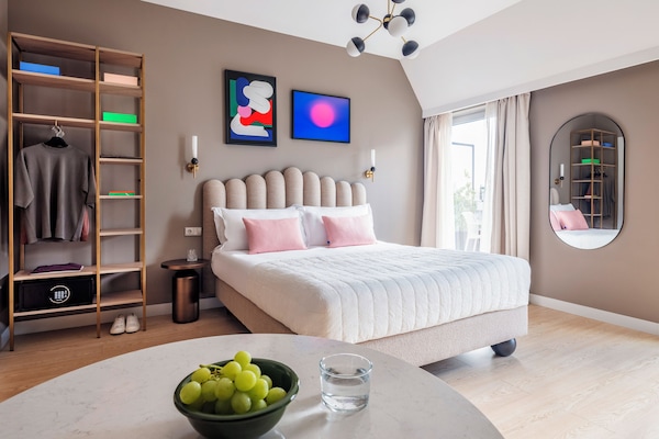 Large Studio, Terrace, Accessible | Premium bedding, in-room safe, laptop workspace, free cribs/infant beds