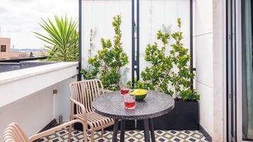 Medium Studio, Kitchenette, Terrace | Terrace/patio