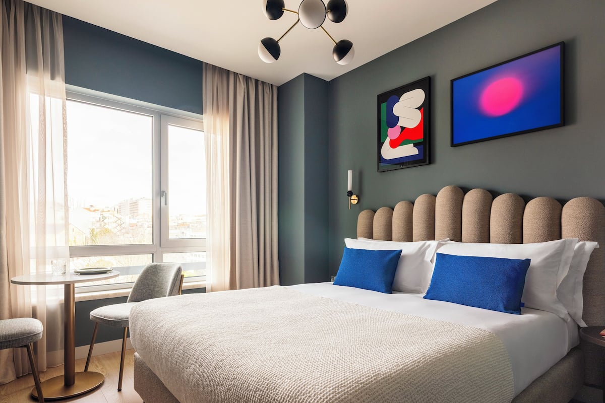 Medium Studio with Kitchenette | เครื่องนอนระดับพรีเมียม, ตู้นิรภัยในห้องพัก, พื้นที่ทำงานแบบใช้แล็ปท็อป