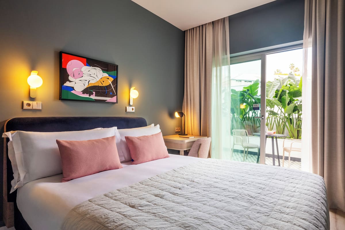 Standard Room with Terrace | เครื่องนอนระดับพรีเมียม, ตู้นิรภัยในห้องพัก, พื้นที่ทำงานแบบใช้แล็ปท็อป