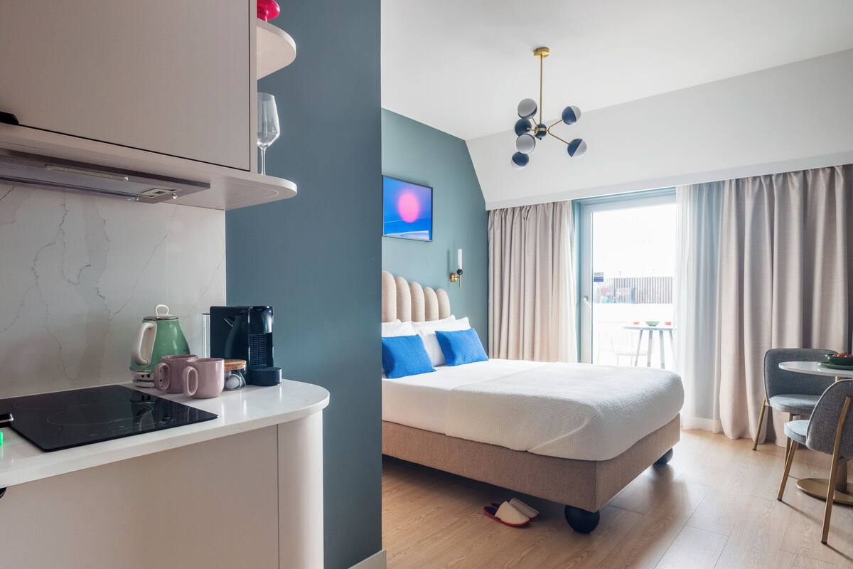 Medium Studio, Kitchenette, Terrace | เครื่องนอนระดับพรีเมียม, ตู้นิรภัยในห้องพัก, พื้นที่ทำงานแบบใช้แล็ปท็อป