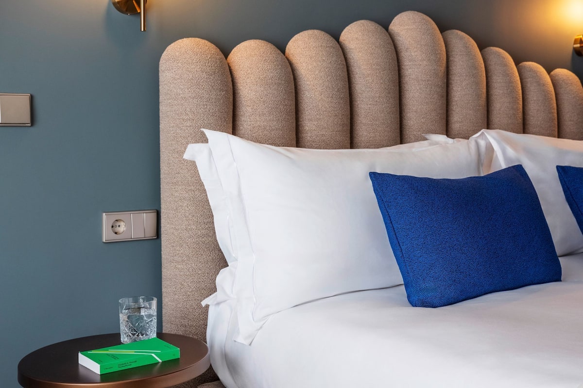 Large Studio with Kitchenette | Premium bedding, in-room safe, laptop workspace, free cribs/infant beds