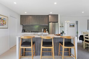 Micro-ondes, four, plaque de cuisson, lave-vaisselle