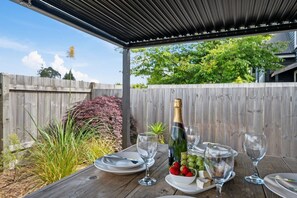 Outdoor dining - The Tin Hut (Taupo)
