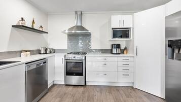 Microondas, horno, parrilla de estufa y lavavajillas