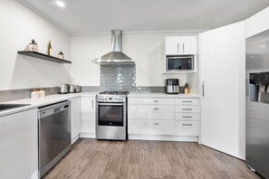 Micro-ondes, four, plaque de cuisson, lave-vaisselle