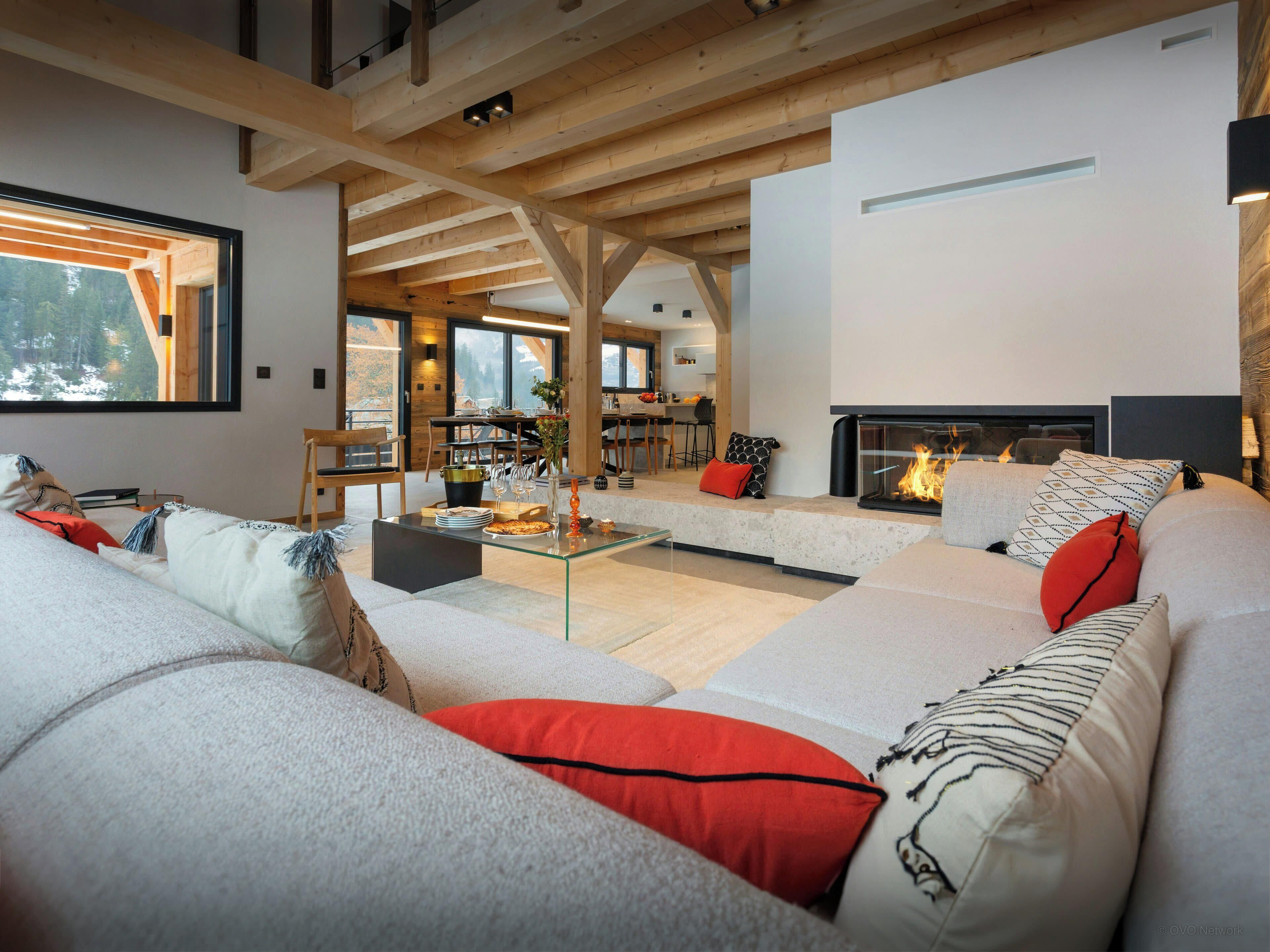 Televisio, takka, videopelejä, pöytäjalkapallopöytä