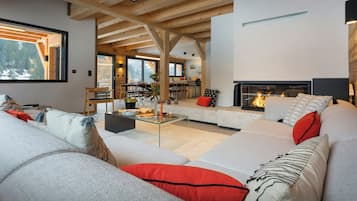 Televisio, takka, videopelejä, pöytäjalkapallopöytä