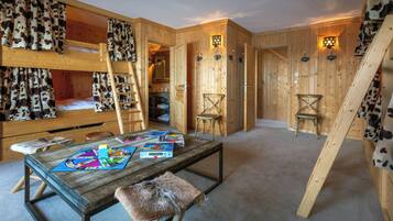 6 bedrooms, iron/ironing board, WiFi, bed sheets