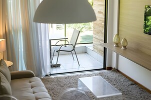 Apartamento standard | Área de estar | TV de tela plana 42 polegadas com canais a cabo