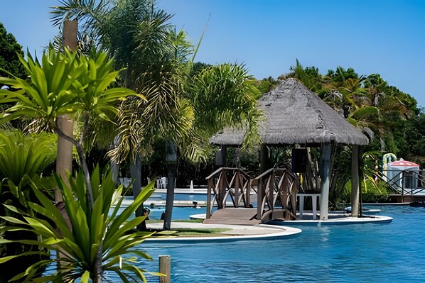 Apartamento básico | Piscina | Una piscina al aire libre