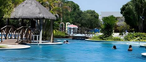 Apartamento básico | Piscina | Una piscina al aire libre