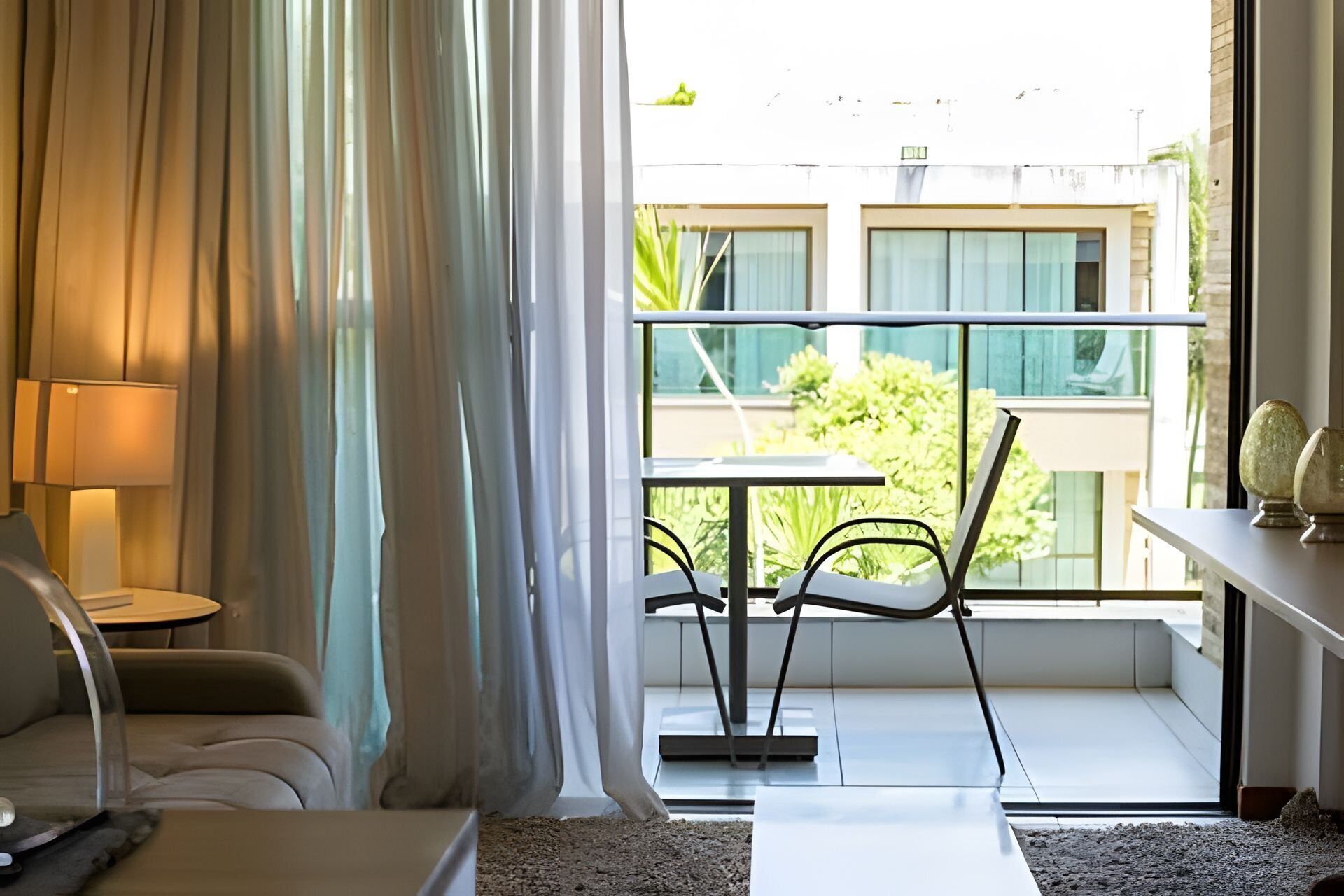 Apartamento básico | Área de estar | TV de tela plana 42 polegadas com canais a cabo