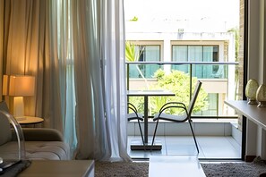 Departamento básico | Área de sala de estar | Televisión de pantalla plana de 42 pulgadas con canales por cable 