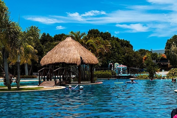 Una piscina al aire libre