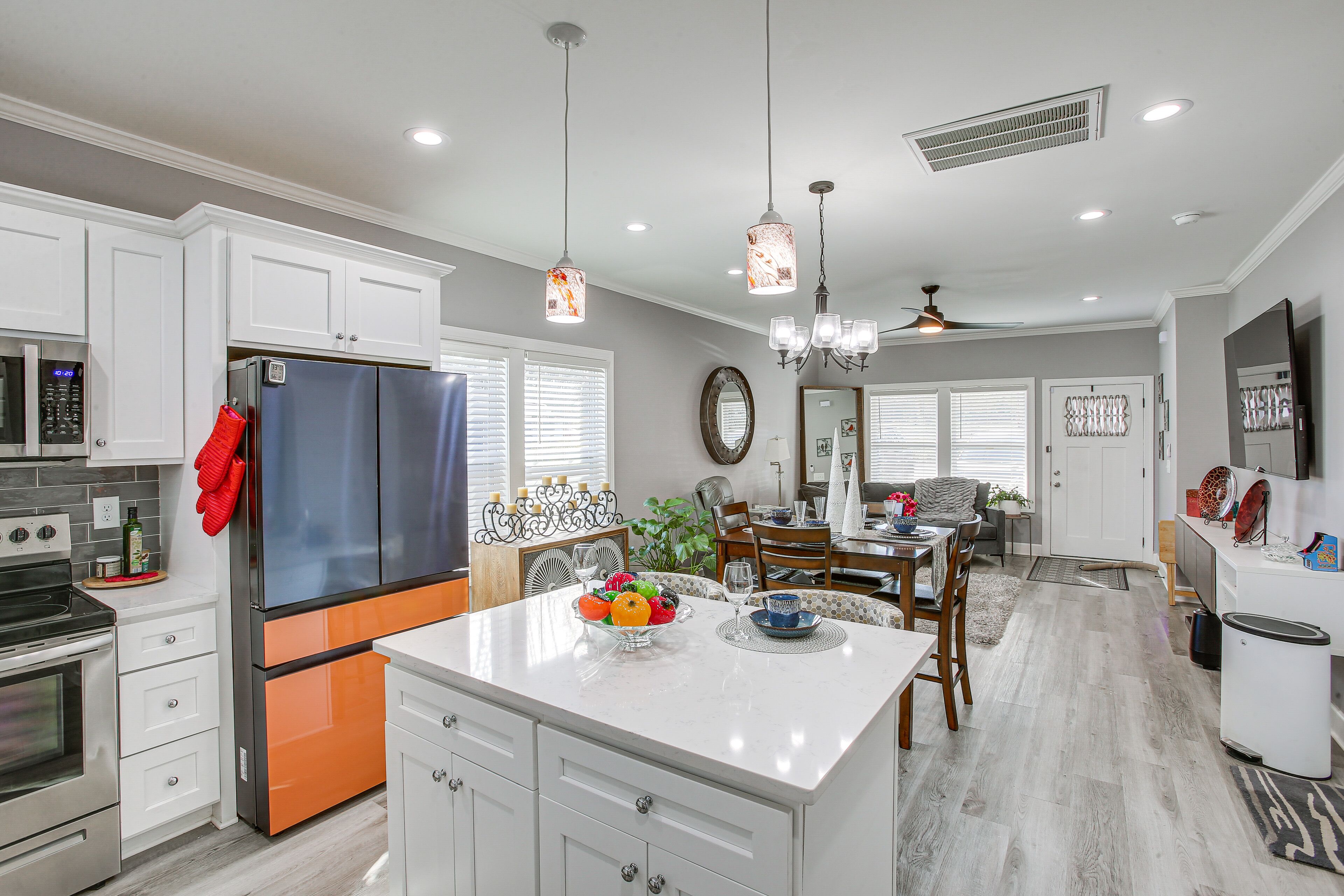 Coffee/tea maker, fridge, microwave, stovetop