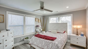 3 bedrooms, desk, iron/ironing board, Internet