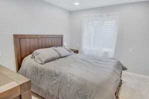 4 bedrooms, iron/ironing board, WiFi, bed sheets