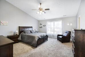 4 habitaciones, tabla de planchar con plancha, wifi y ropa de cama 