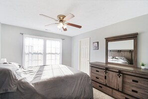 4 bedrooms, iron/ironing board, WiFi, bed sheets