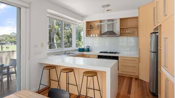 Fridge, oven, stovetop, dishwasher