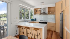 Kjøleskap, ovn, kokeplater og oppvaskmaskin